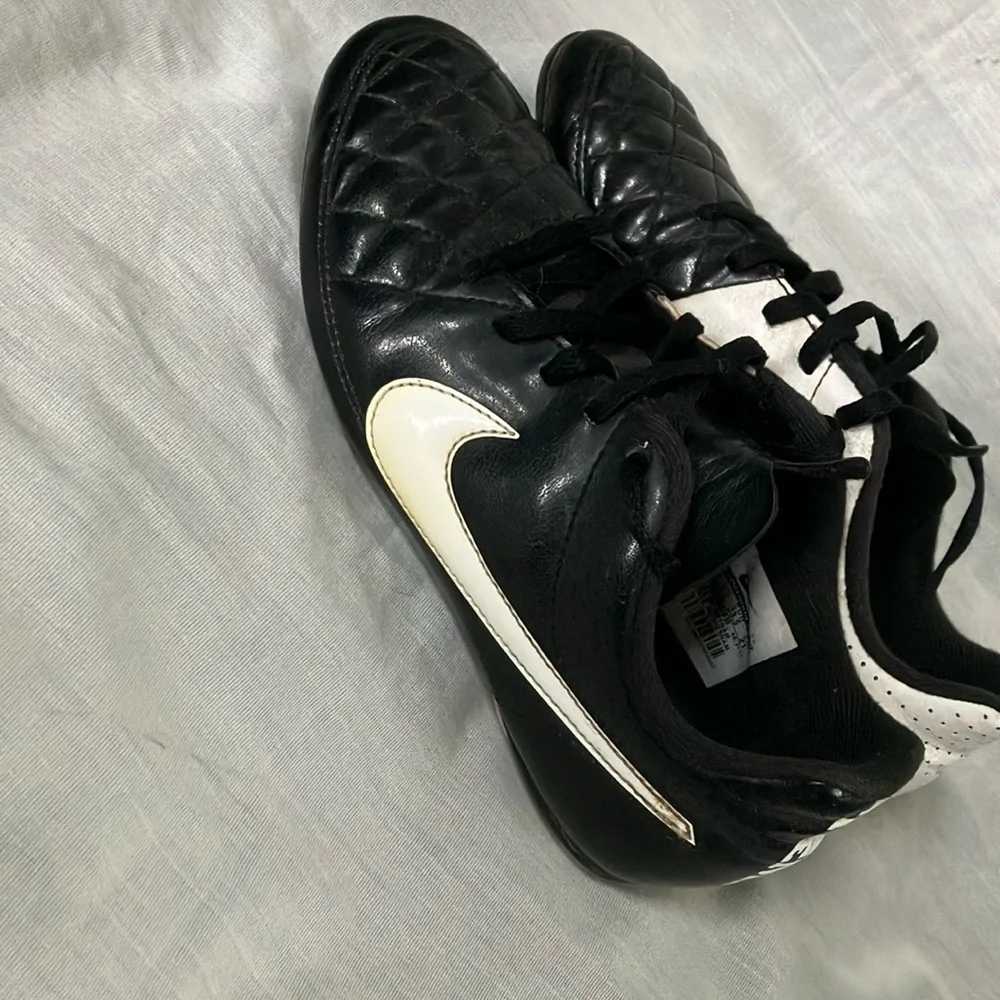 Nike boys/ girls Tiempo soccer shoes / Cleats - some STAINS but good condition - Picture 4 of 16
